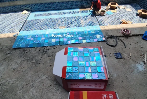 kelebihan mozaik untuk kolam