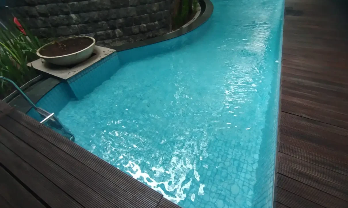 perawatan kolam musim hujan