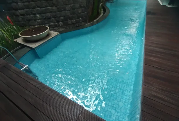 perawatan kolam musim hujan
